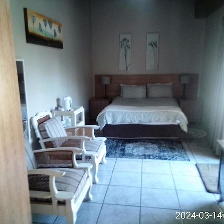 12 On Vaal Drive Guesthouse Vanderbijlpark Exterior foto
