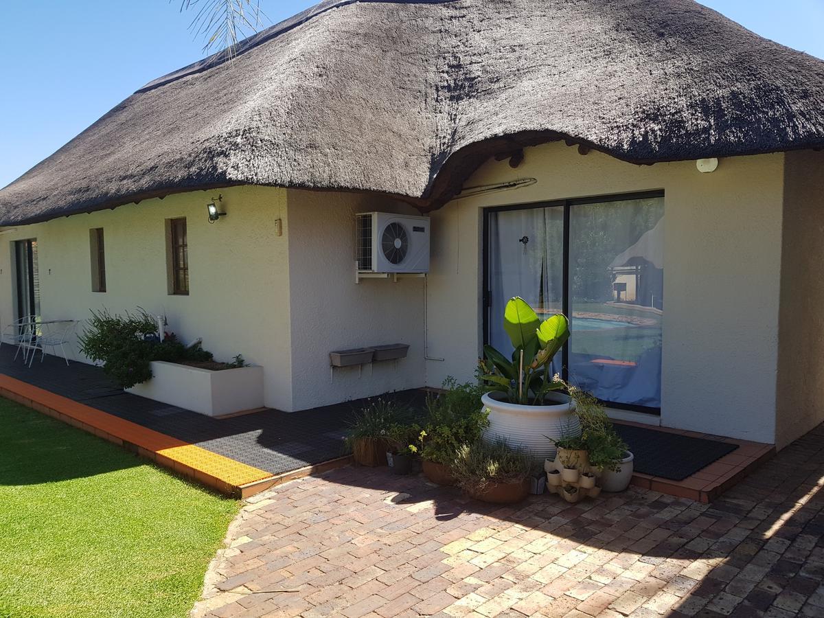 12 On Vaal Drive Guesthouse Vanderbijlpark Exterior foto