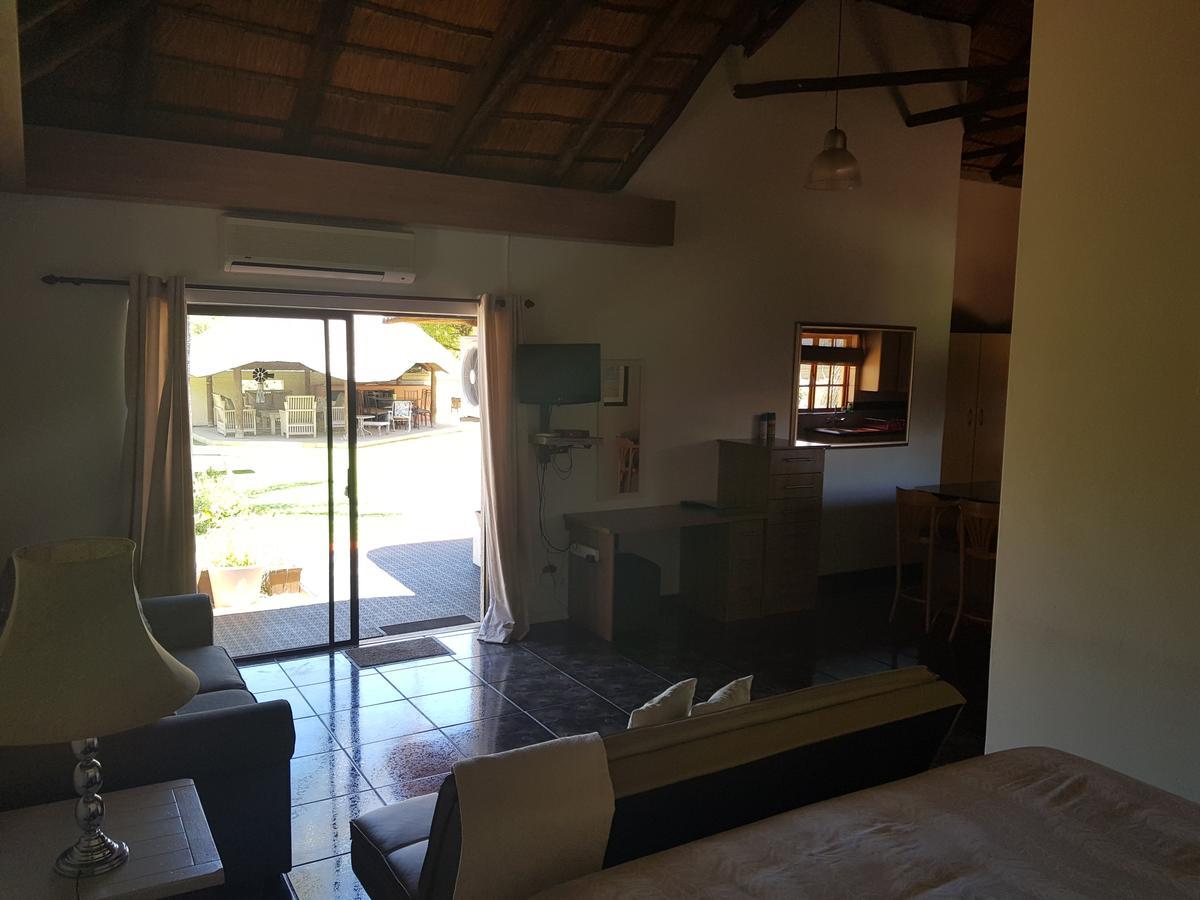 12 On Vaal Drive Guesthouse Vanderbijlpark Exterior foto