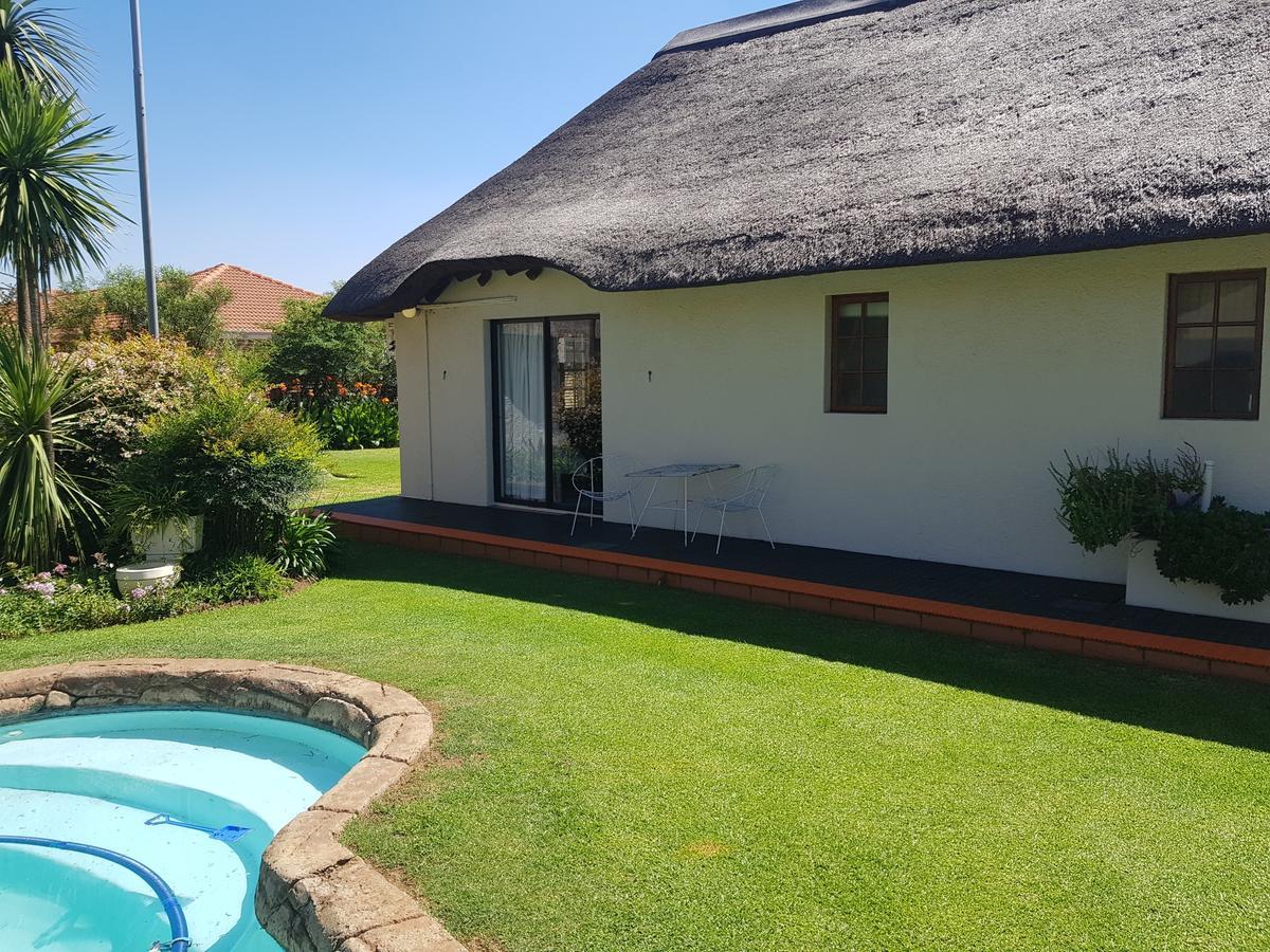 12 On Vaal Drive Guesthouse Vanderbijlpark Exterior foto